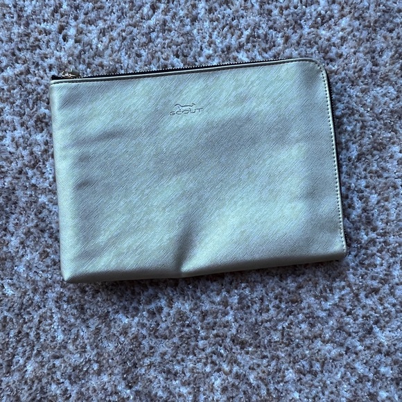 Scout Handbags - SCOUT Wristlet/throw zipper in Gold & Silver